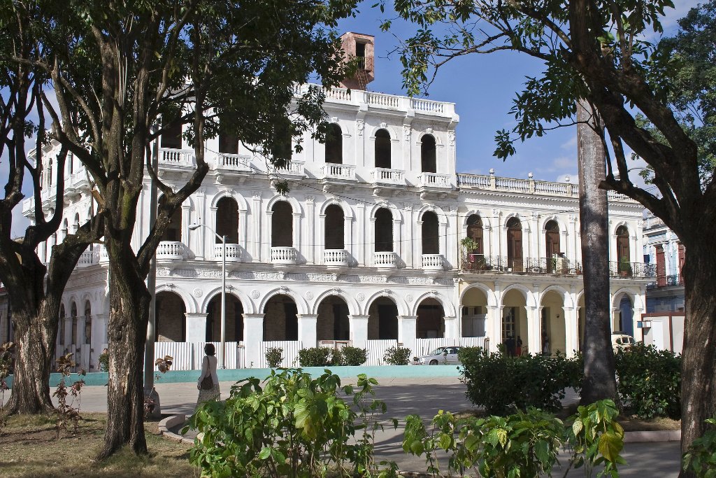 04-Beautifull building on the Parque Serafin Sanchez.jpg - Beautifull building on the Parque Serafin Sanchez